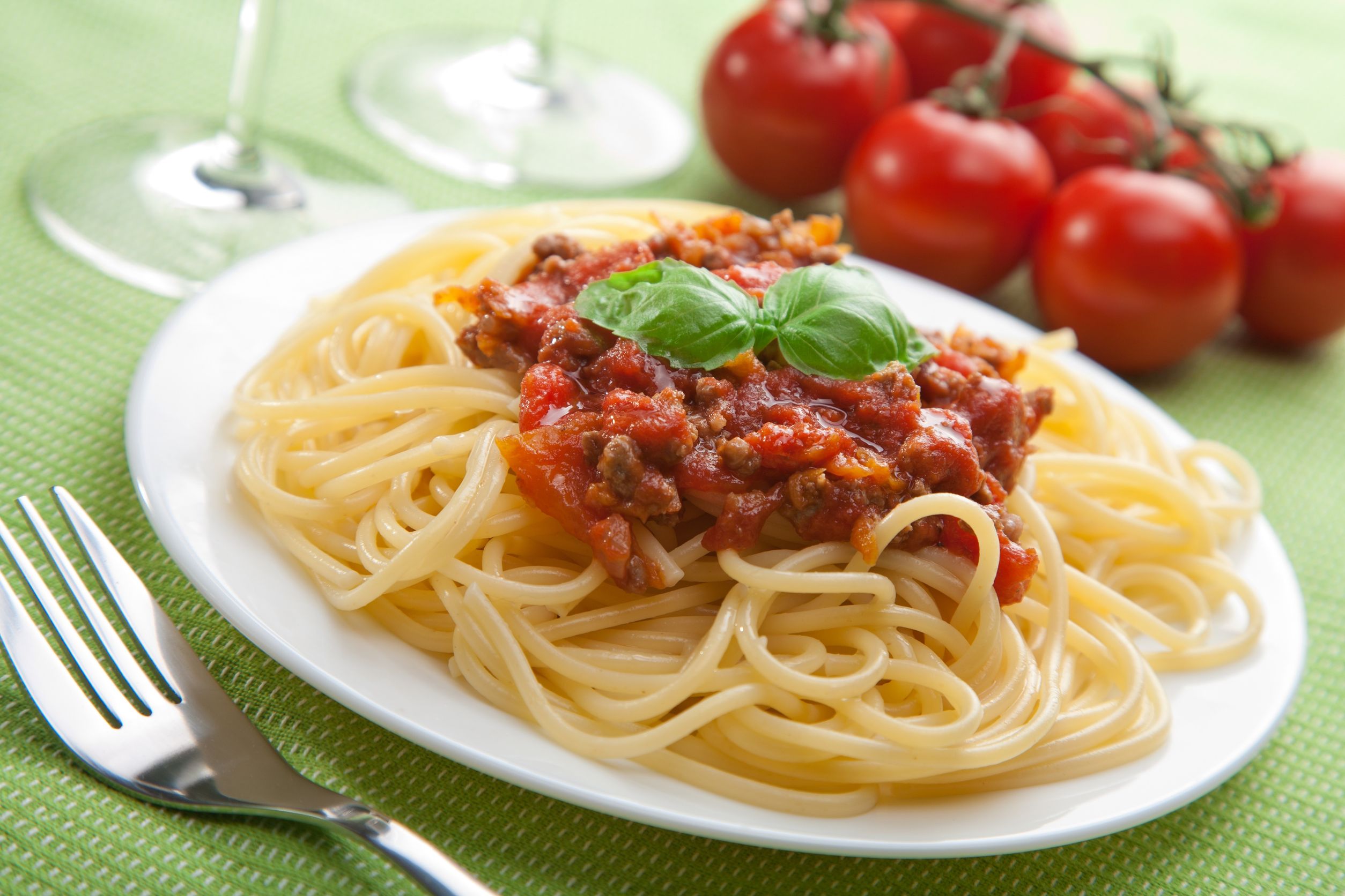Спагетти болоньезе томатная паста. Спагетти с соусом Болонез. Спагетти болоньезе классический. Спагетти неаполитано. Томатная паста болоньезе.